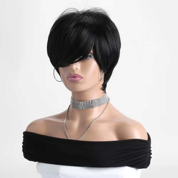 Асиметрична къса черна перука на една страна