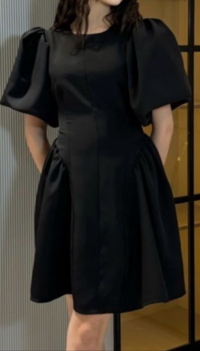 Короткое , черное платье
