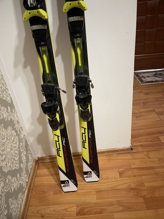 Schiuri 175 cm atomic  skiuri