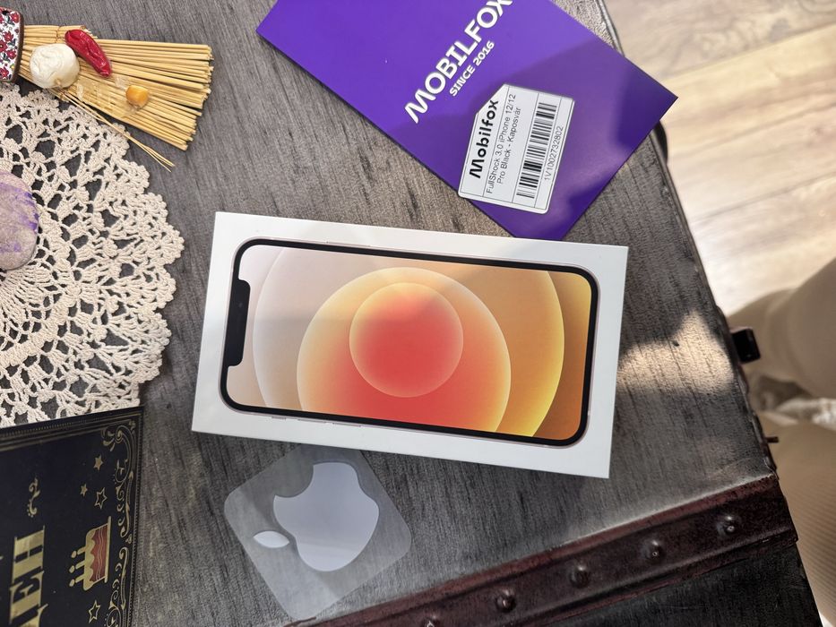 Продавам iPhone 12