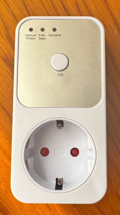 Priza Stabilizator de tensiune cu Protectie