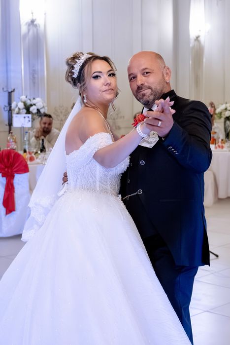 Rochie de mireasă cu trena,sclipici si perle! Curățată profesional
