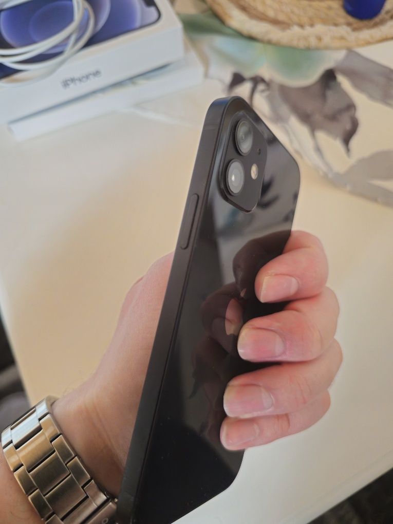 Iphone 12 128gb - неразличим от нов
