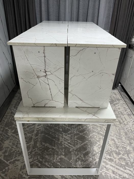 Стол с табуретками