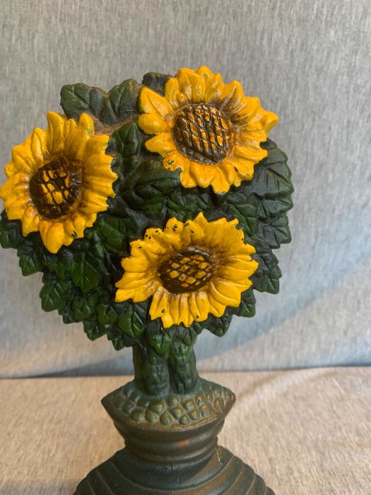 чугунена стоперка за врата с цвят на слънчоглед