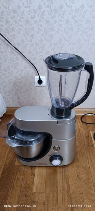 Продам кухонный комбайн в отличном состоянии есть все необходимое.