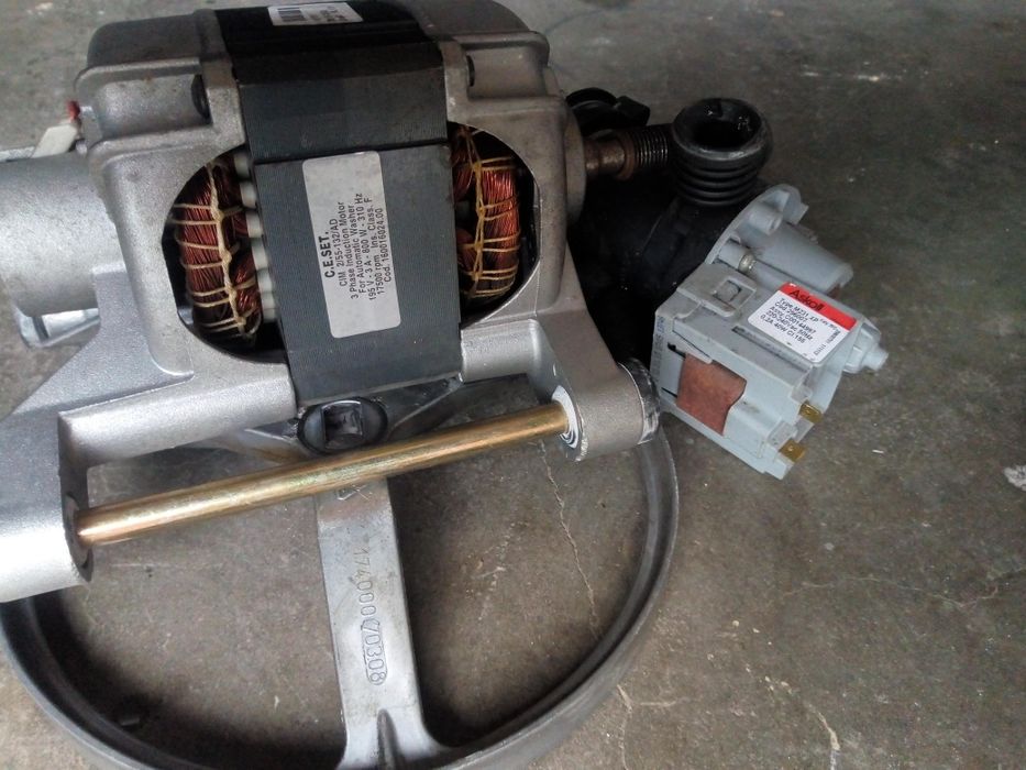 Продавам пералня Candy за резервни части