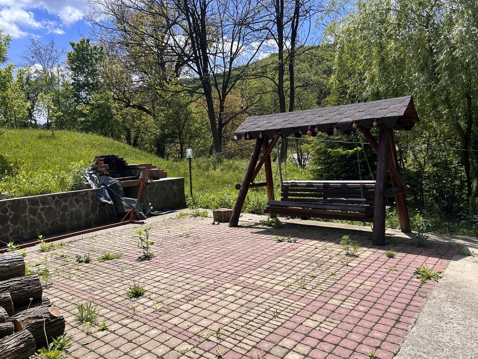 Vand casa cu etaj intr-o zona linistita