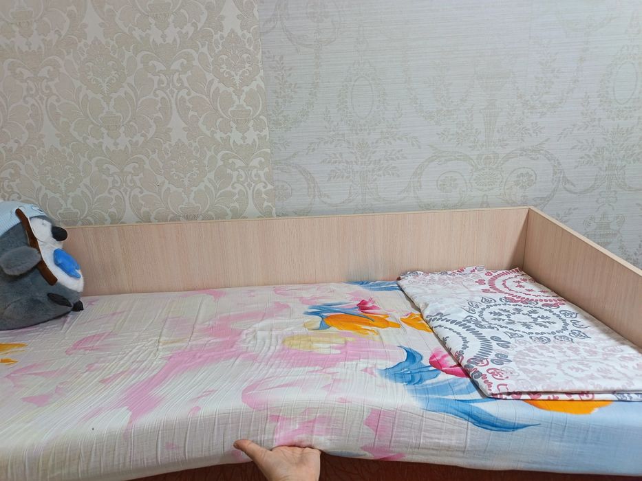 Подростковая кровать, хорошее качество, изьянов нету!