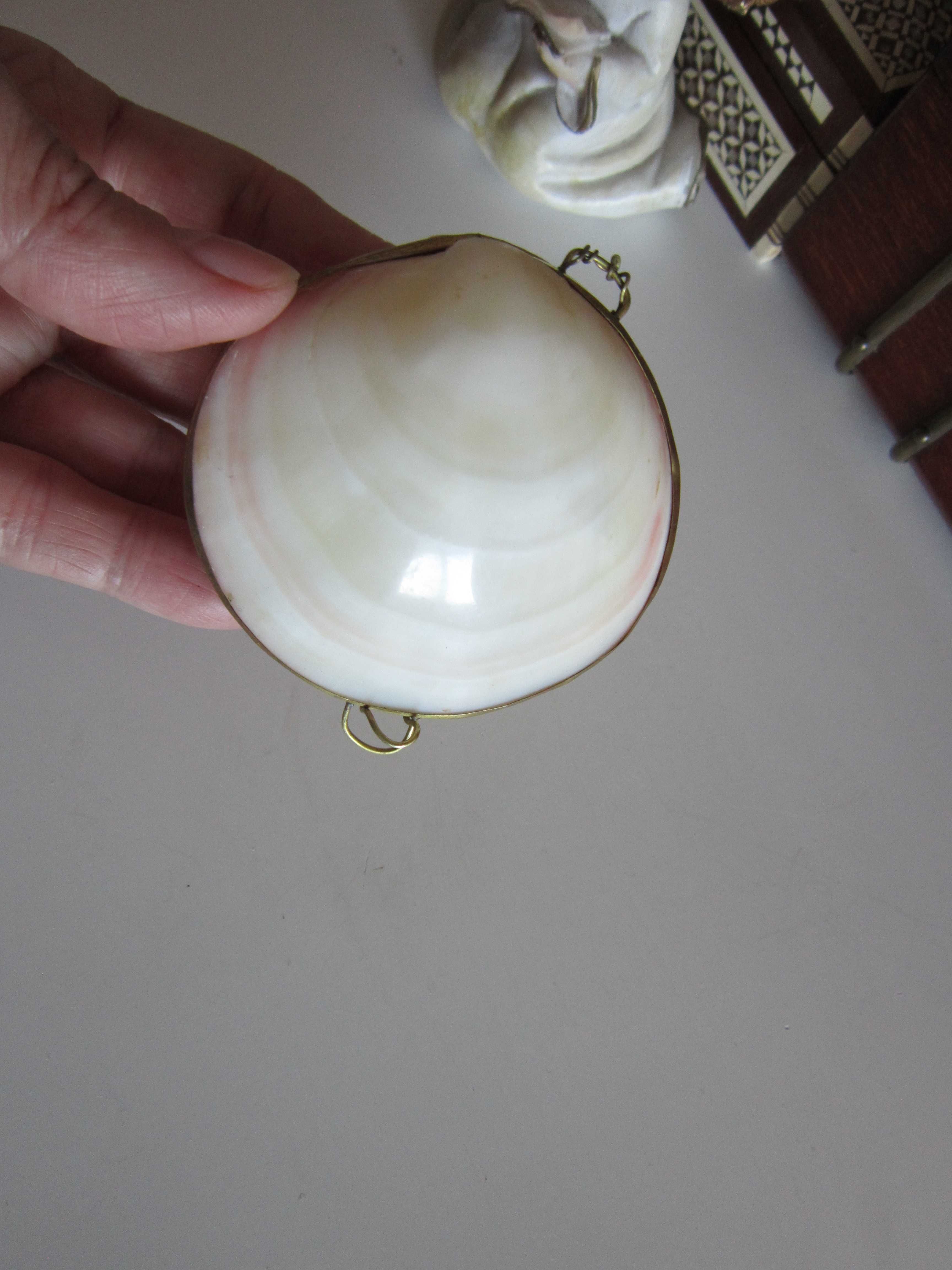 rar Cutie victoriana scoica Mother of pearl si alama handmade 1920