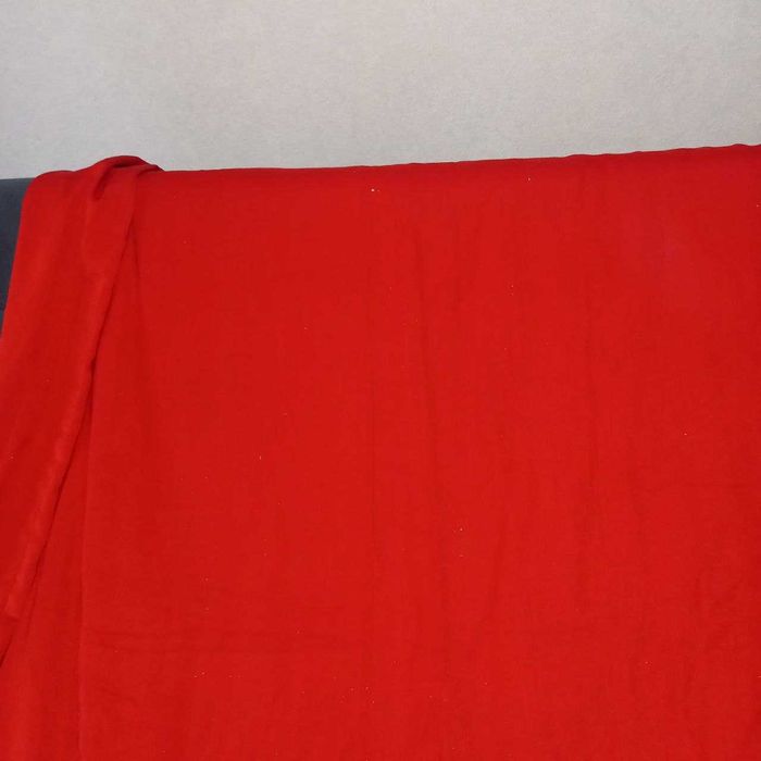 Продам два отреза ткани типа плотного штапеля красного цвета