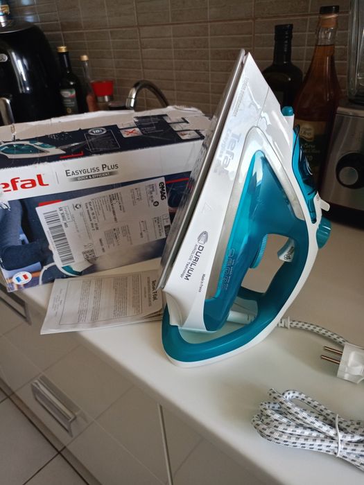 Vând fier Tefal EasyGliss FV5718E0,talpa Durilium AirGlide,funcție cal