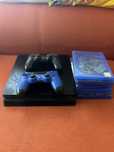 Vând ps 4 slime , cu 2 controlăre si 7 jocuri