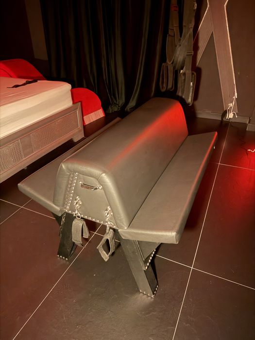 Regim Hotelier BDSM Jacuzzi