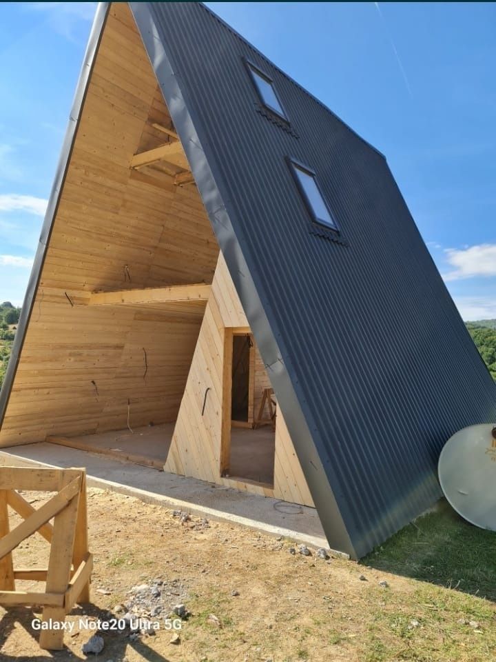 Vând case cabane din lemn de locuit permanent