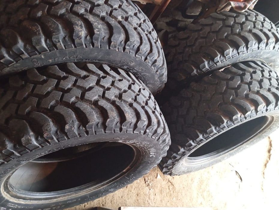 Продавам гуми за джип