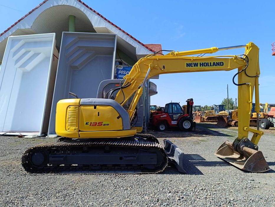Excavator pe senile cu lama, 15 tone, New Holland E 135SR, 2011