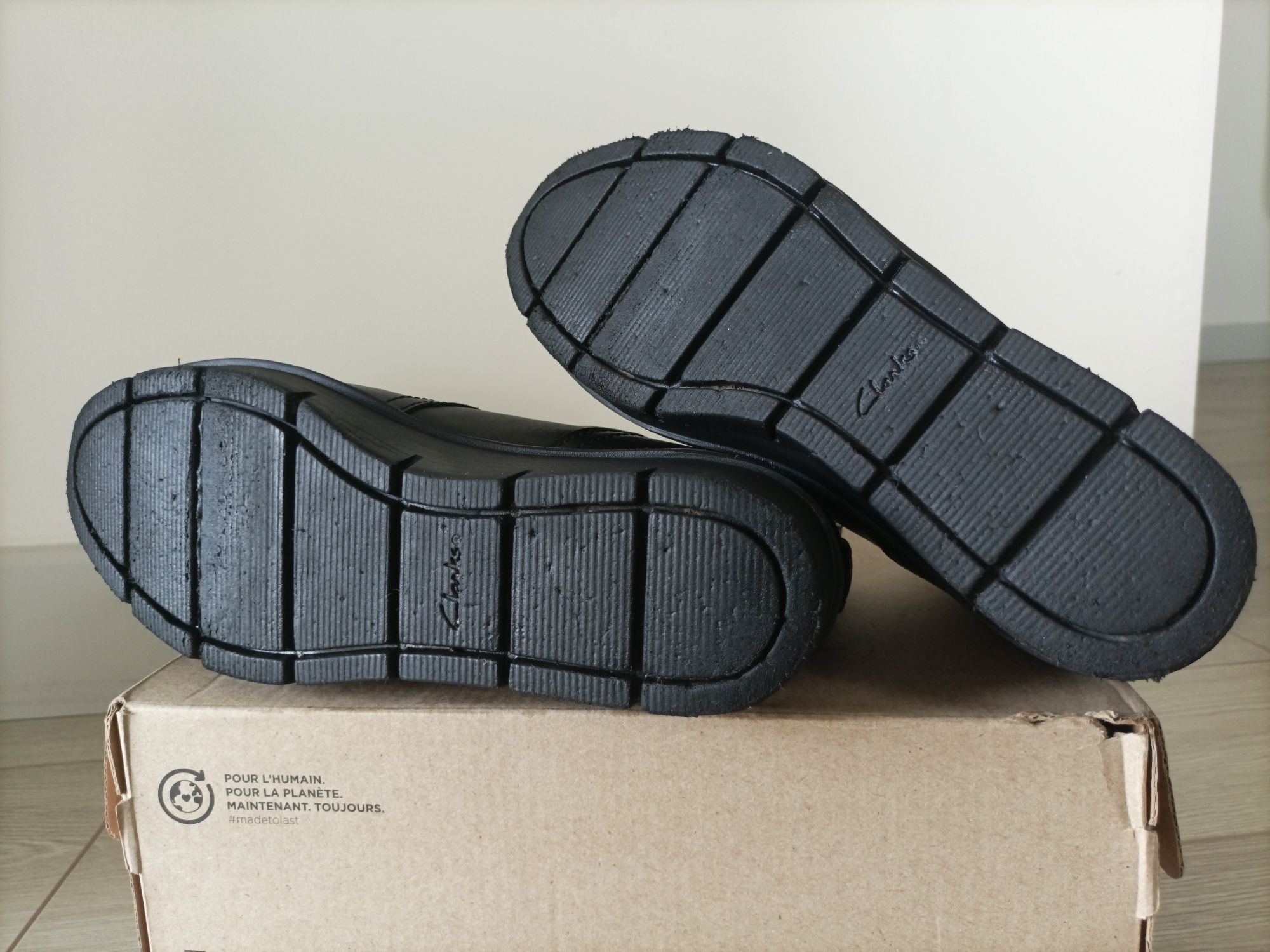 Clarks Скосени боти Airabell