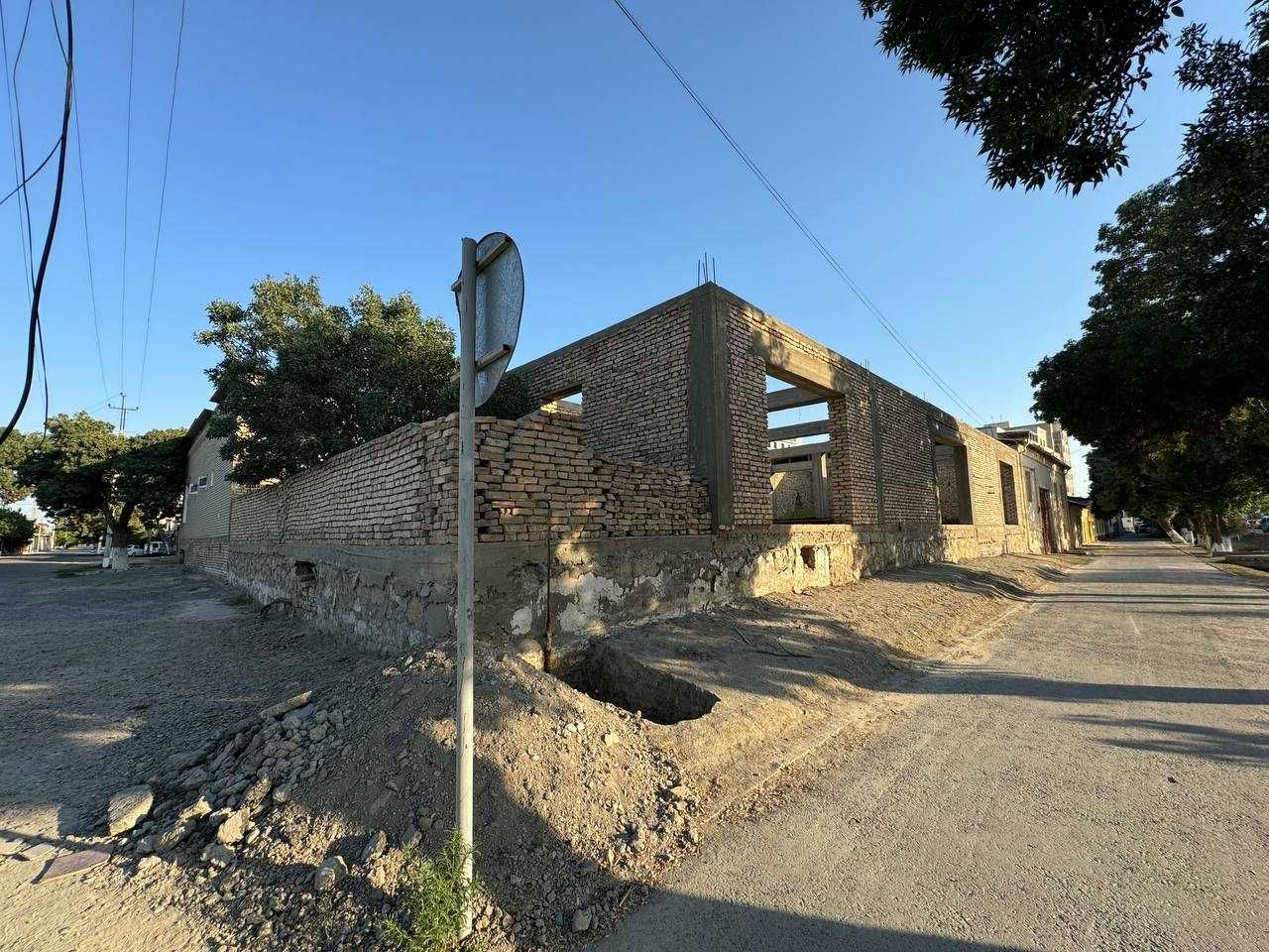 Yo’l yoqasidan 9.7 sotiqli hovli sotiladi.