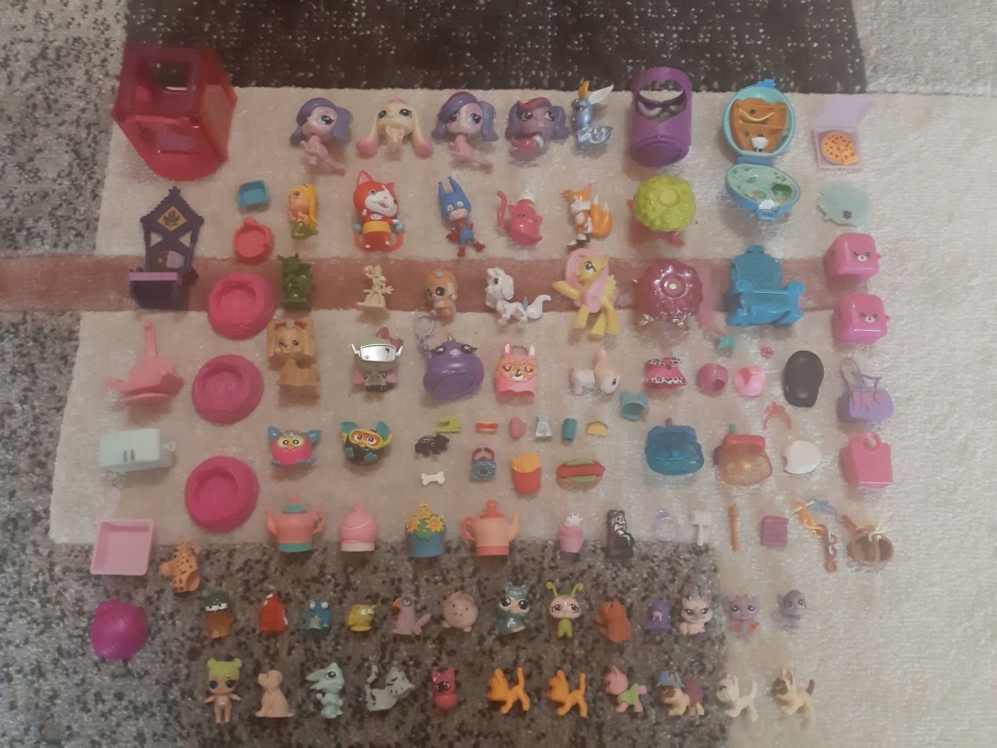 Lot figurine si accesorii diverse