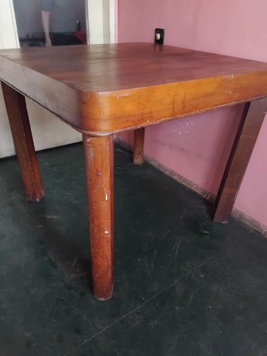 Квадратна кухненска маса