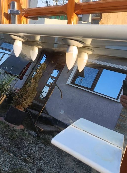 Vând două oglinzi de baie și hol