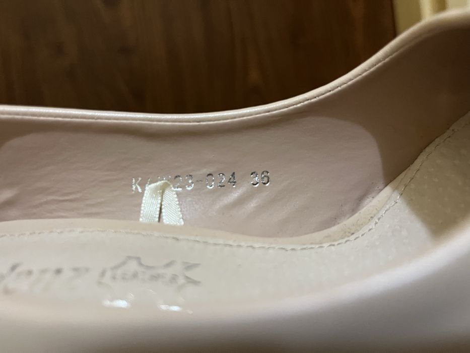 Бежови обувки с ток