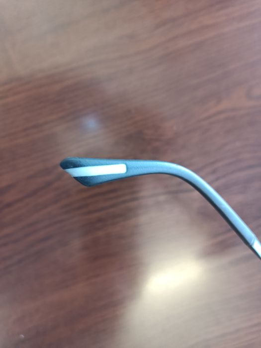 Продавам слънчеви очила.