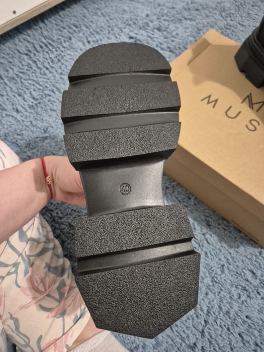 Ghete noi Musk, cu etichetă