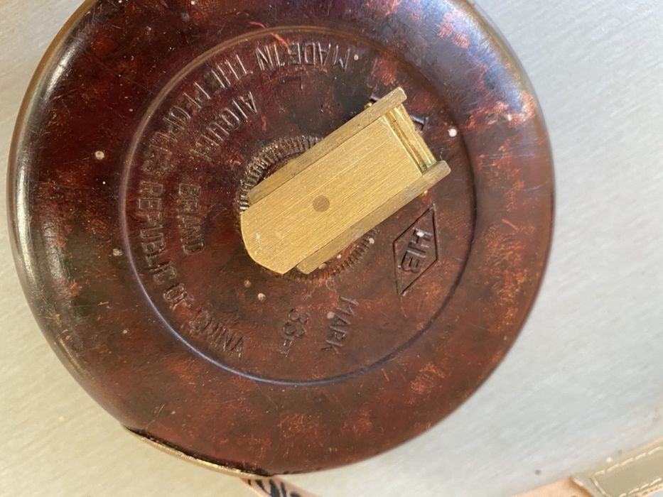 Много стара рулетка с бакелитова основа