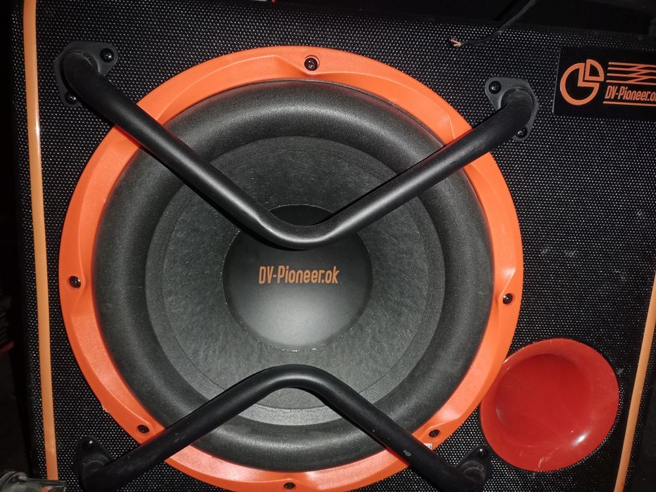 Сабвуфер качественный Басс почти новый