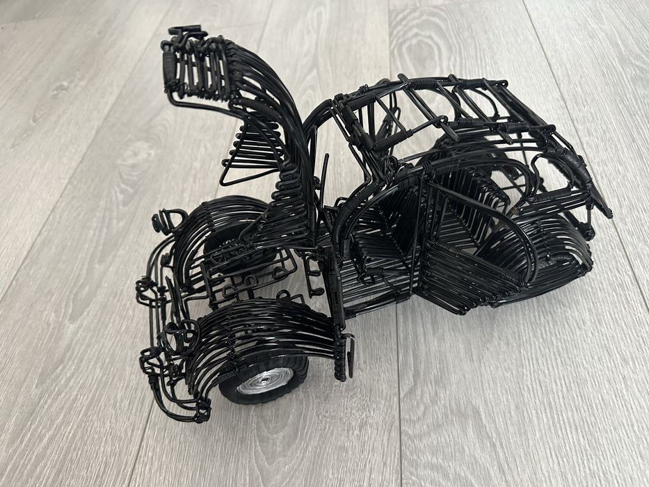 Ръчно изработена кола от тел