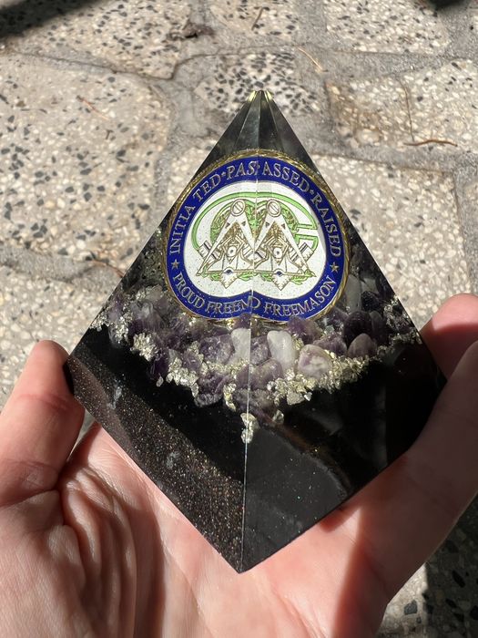 Пирамида привлича успех и пари