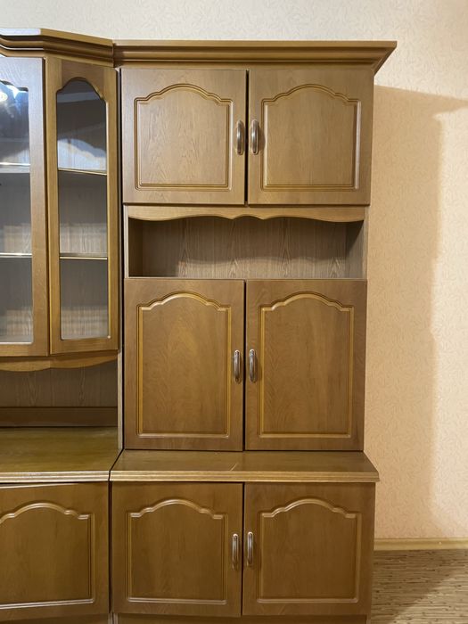 Стенка из натурального дерева