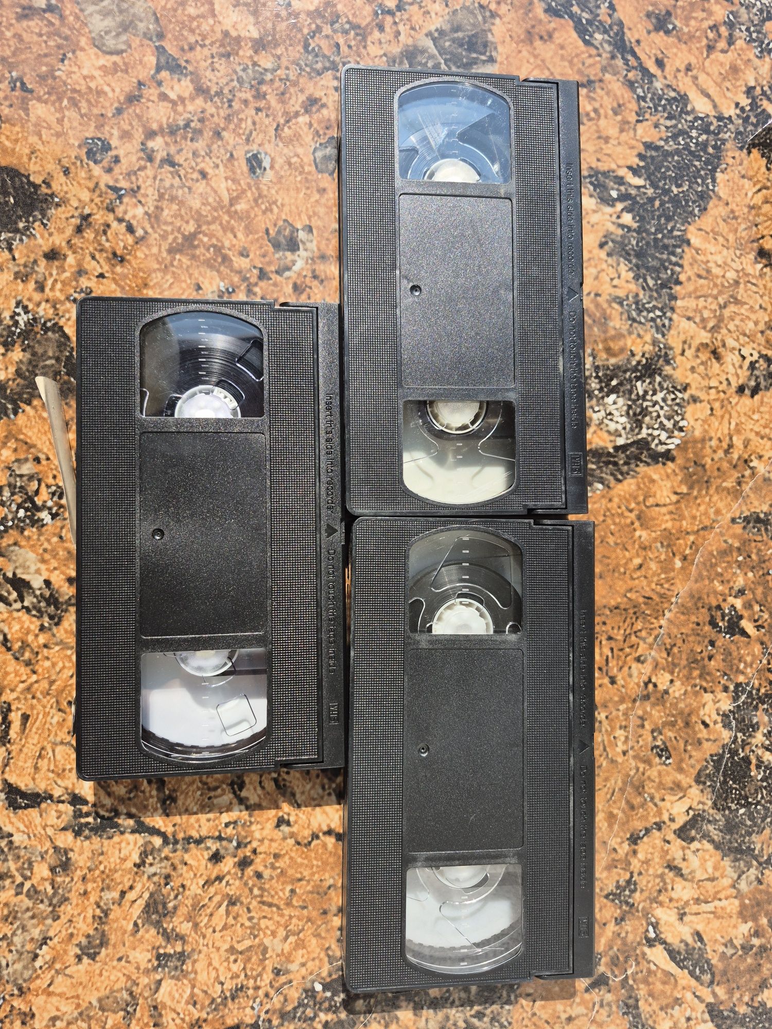 Vând 18 casete video VHS originale colectie filme acțiune, drama, sf
