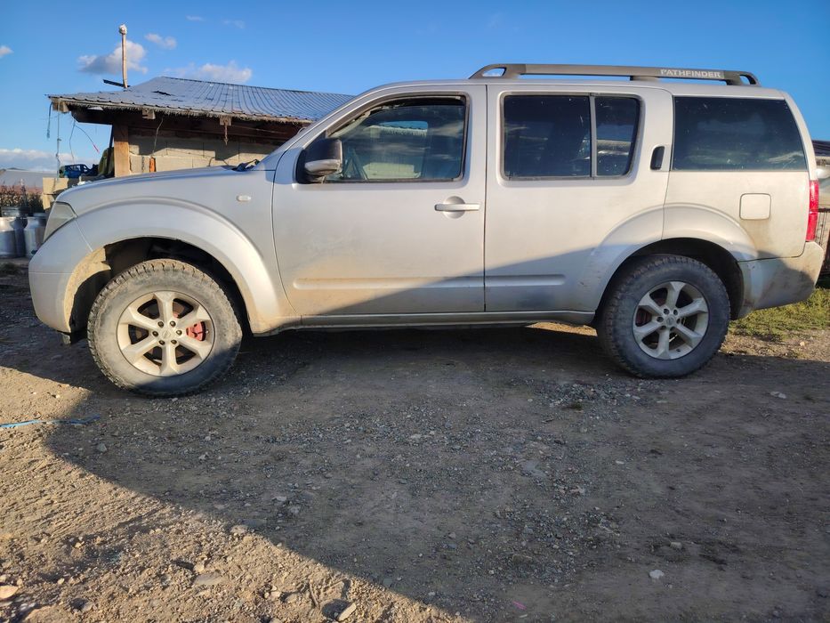 Vând Nissan pathfinder