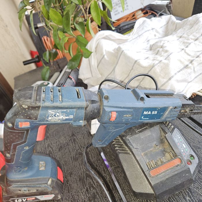 o șurubelniță cu acumulator Bosch GSR 18 V-EC TE și un atașament pentr