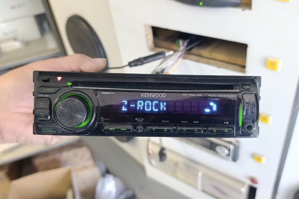 Бас каса, усилвател, колонки и плейър