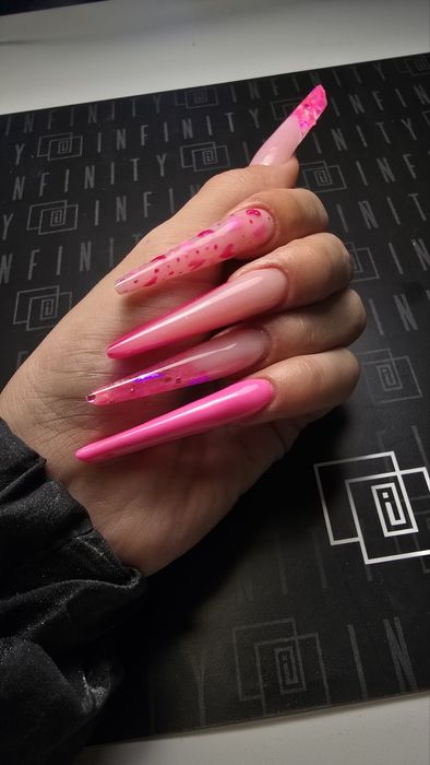 Коледна промоция: Маникюр + Парафинова терапия – празнична цена!