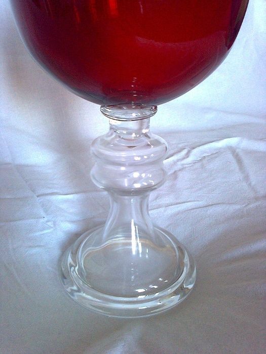 Чаша от масивно стъкло (червено и бяло),височина-30 см.,обем от литър
