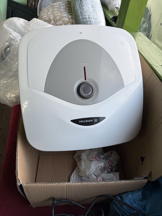 Vand instant Ariston 30 litri nou