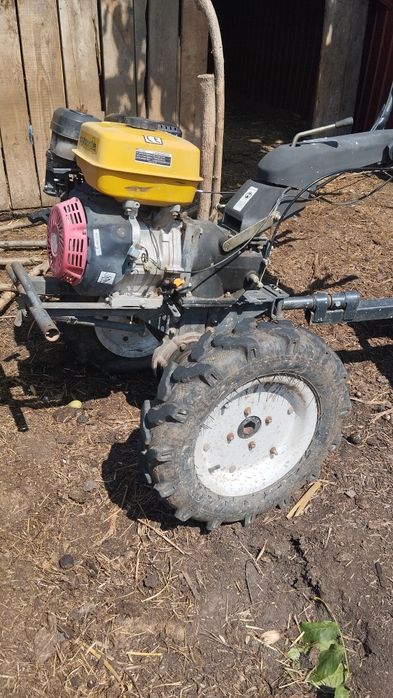 Vând motocultor de 16 cai și remorcuță