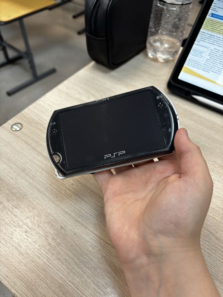 PSP GO в отличном состоянии + чехлы, редкая модель