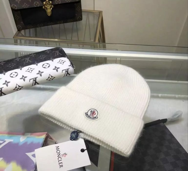 Caciula moncler alb in stare impecabila