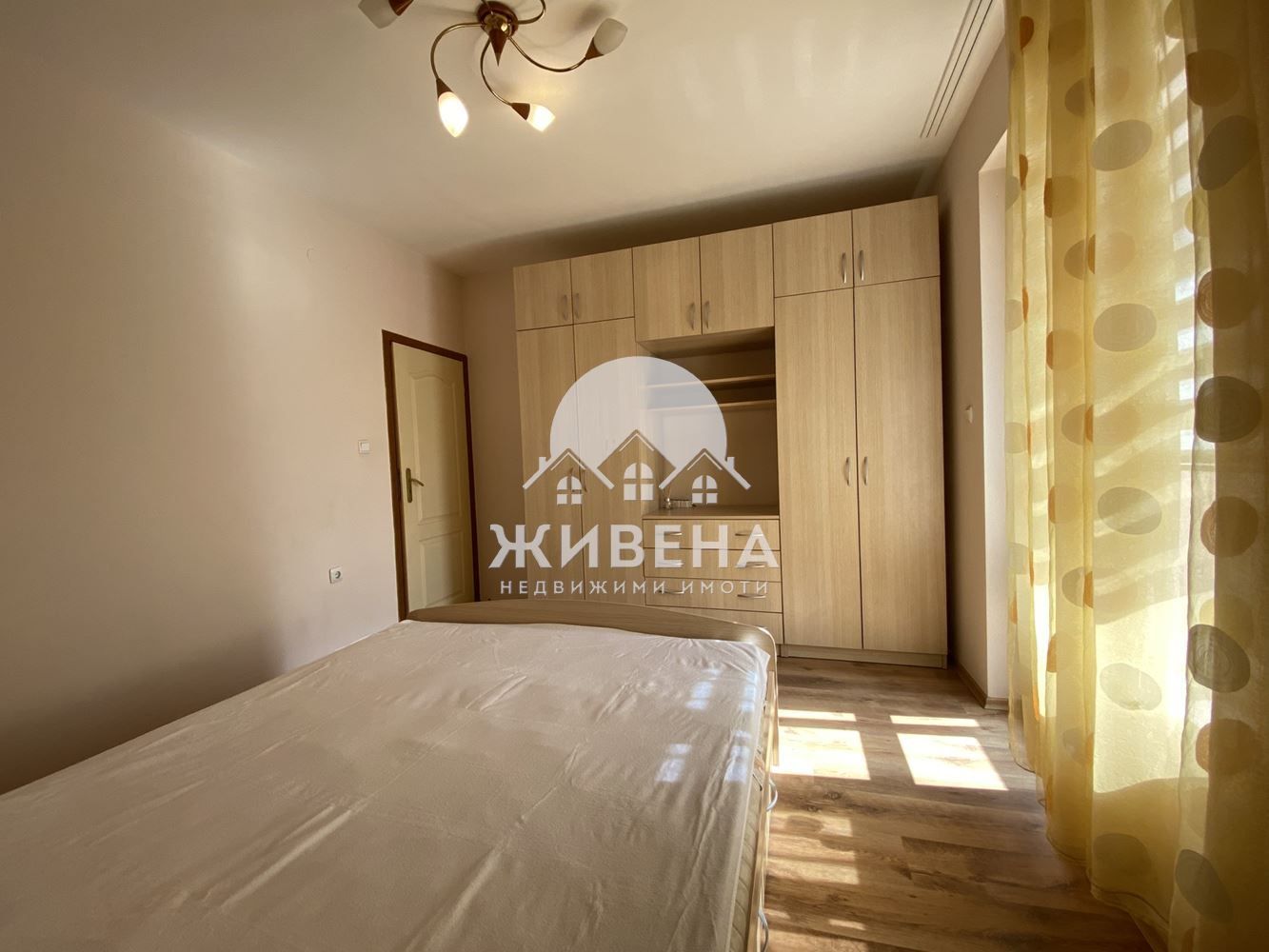 Тристаен апартамент под наем в кв. Левски, до Амичи