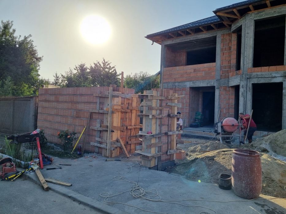 Constructii civile la rosu