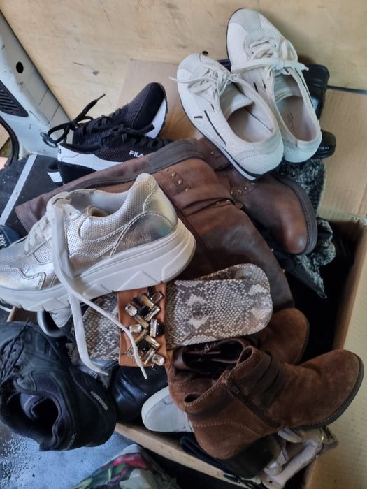 Vand portelanuri, incaltaminte si haine ORIGINALE !!