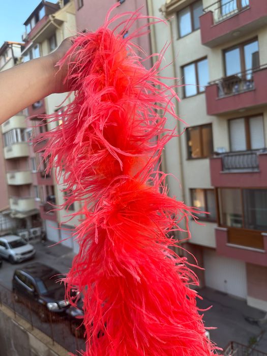 Пера от боа на шалове в различна гама от цветове