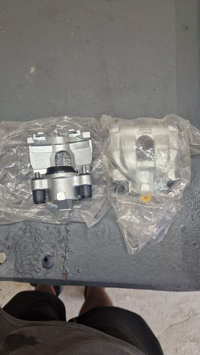 Vând doi etrierj spat volvo s60