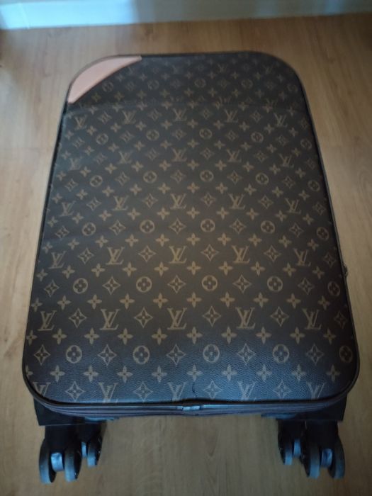 LOUIS VUITTON-Пътнически Куфар.